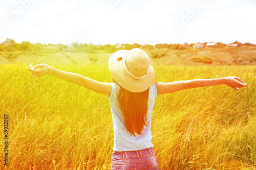 Photo: Portrait of beautiful young woman, outdoors Portrait of beautiful young woman, outdoors