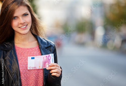 Photo: Attraktives Mädchen hält 10 Euro Attraktives Mädchen hält 10 Euro
