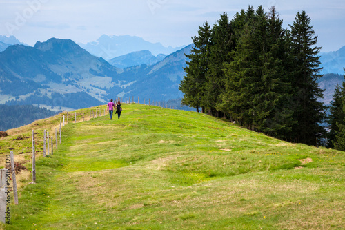 Photo: Coppia che passegia tra le alpi Svizzere Coppia che passegia tra le alpi Svizzere
