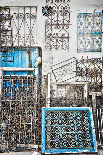 Photo: Brocante dans la médina de Houmt Souk, Djerba - Tunisie Brocante dans la médina de Houmt Souk, Djerba - Tunisie