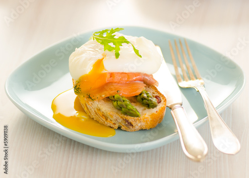 Photo: Poached eggs with salmon and asparagus on toasted bread Poached eggs with salmon and asparagus on toasted bread