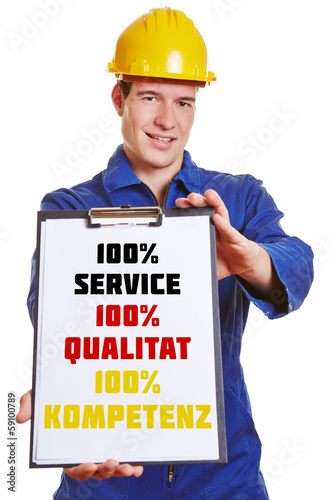 Photo: Handwerker macht Werbung auf Klemmbrett Handwerker macht Werbung auf Klemmbrett