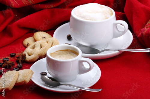 Photo: Latte e caffè con pasticcini Latte e caffè con pasticcini