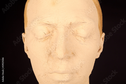 Photo: Die junge Frau mit der Gesichtsmaske Die junge Frau mit der Gesichtsmaske