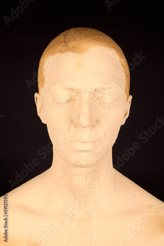 Photo: Die junge Frau mit der Gesichtsmaske Die junge Frau mit der Gesichtsmaske