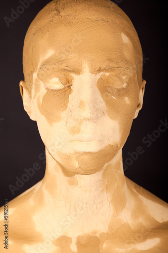 Photo: Die junge Frau mit der Gesichtsmaske Die junge Frau mit der Gesichtsmaske