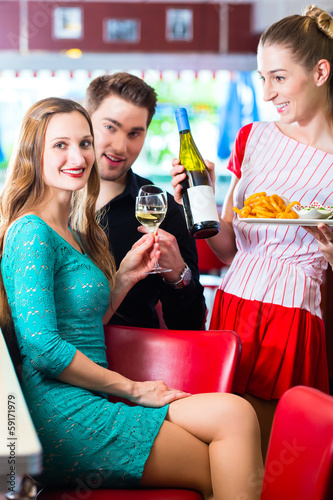 Photo: Leute in amerikanischen Restaurant oder Diner Leute in amerikanischen Restaurant oder Diner