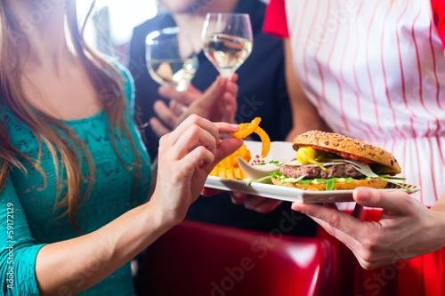 Photo: Leute in amerikanischen Restaurant oder Diner Leute in amerikanischen Restaurant oder Diner