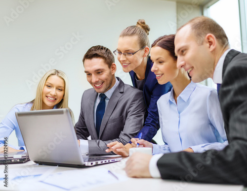 Photo: business team with laptop having discussion business team with laptop having discussion