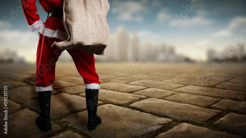 Photo: Weihnachtsmann steht vor einer Stadt Weihnachtsmann steht vor einer Stadt