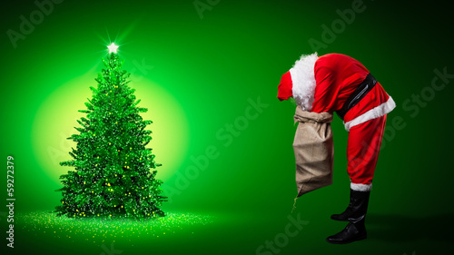 Photo: Weihnachtsmann will Geschenke unter Weihnachtsbaum legen Weihnachtsmann will Geschenke unter Weihnachtsbaum legen