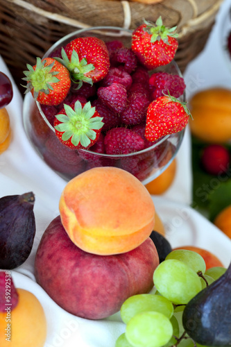 Photo: Fruits frais d'été sur un buffet de cocktail Fruits frais d'été sur un buffet de cocktail