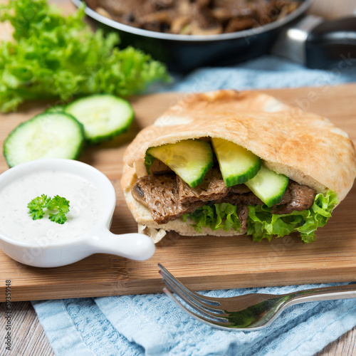 Photo: Fladenbrot mit dunklem Sojafleisch, Gurke und Salat Fladenbrot mit dunklem Sojafleisch, Gurke und Salat