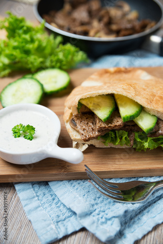 Photo: Dunkles Sojafleisch und Salat im Fladenbrot Dunkles Sojafleisch und Salat im Fladenbrot