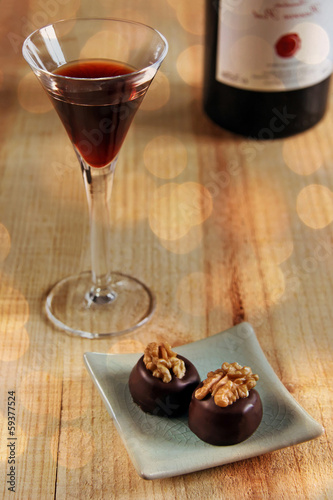 Photo: portwein und zwei pralinen portwein und zwei pralinen