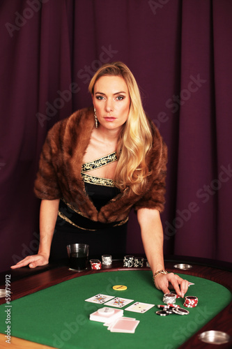 Photo: Frau im Pelz im Casino Frau im Pelz im Casino
