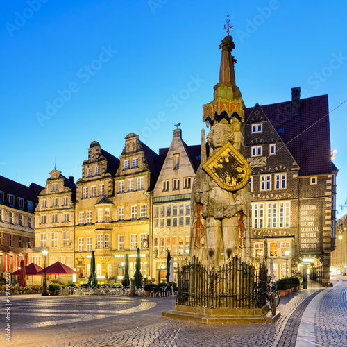 Photo: Die Statue von Roland am Marktplatz von Bremen Die Statue von Roland am Marktplatz von Bremen