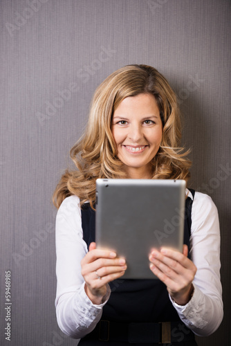 Photo: blonde frau mit tablet-computer blonde frau mit tablet-computer