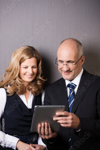 Photo: geschäftsleute lesen am tablet-pc geschäftsleute lesen am tablet-pc