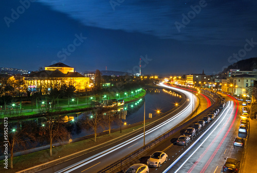 Fototapeta Saarbrücken - Stadtautobahn und Staatstheater nachts