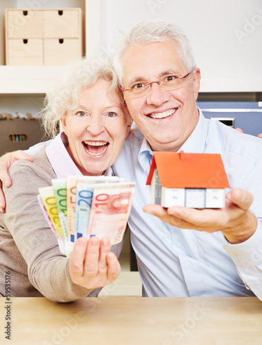Photo: Paar Senioren mit Geld und Haus Paar Senioren mit Geld und Haus
