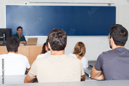 Photo: Schüler im Klassenzimmer mit Lehrer Schüler im Klassenzimmer mit Lehrer