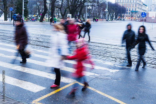 Photo: winterliche Szene von Menschen, die eine Straße überqueren winterliche Szene von Menschen, die eine Straße überqueren