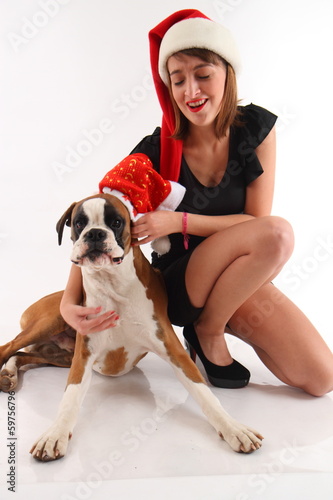 Photo: cane boxer e ragazza a natale cane boxer e ragazza a natale