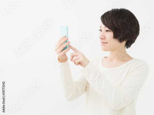 Photo: スマートフォンを使う女の子 スマートフォンを使う女の子