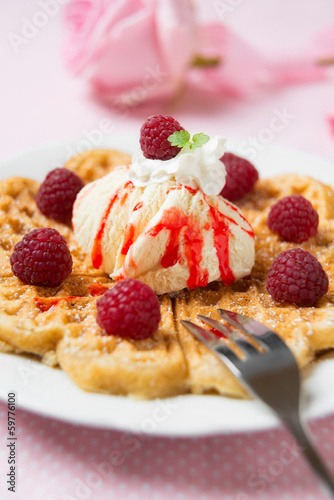 Photo: Heiße Waffel mit Eis und Himbeeren Heiße Waffel mit Eis und Himbeeren