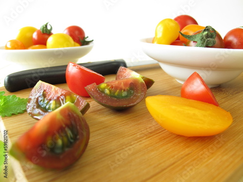 Photo: Zubereitung von Tomatensalat mit Kräutern Zubereitung von Tomatensalat mit Kräutern