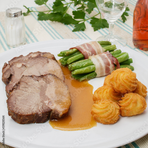 Photo: Lammbraten, Bohnenröllchen,Kroketten Lammbraten, Bohnenröllchen,Kroketten