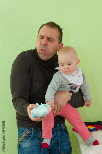 Photo: vater mit voller windel 2 vater mit voller windel 2