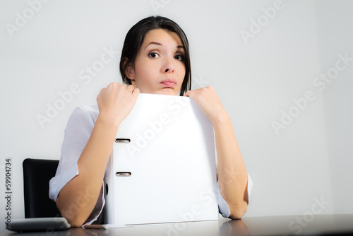 Photo: Geschäftsfrau mit einem unmotivierten Gesichtsausdruck Geschäftsfrau mit einem unmotivierten Gesichtsausdruck