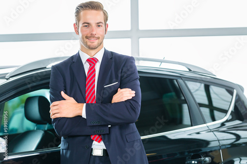 Photo: Verkäufer mit Auto im Autohaus Verkäufer mit Auto im Autohaus