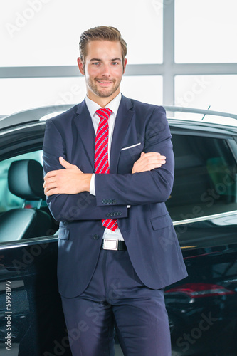 Photo: Verkäufer mit Auto im Autohaus Verkäufer mit Auto im Autohaus