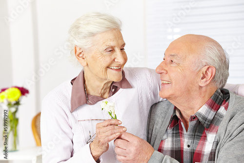 Photo: Senior schenkt Seniorin eine Blume Senior schenkt Seniorin eine Blume