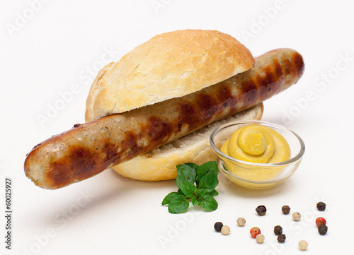 Photo: Rostbratwurst im Brötchen Rostbratwurst im Brötchen
