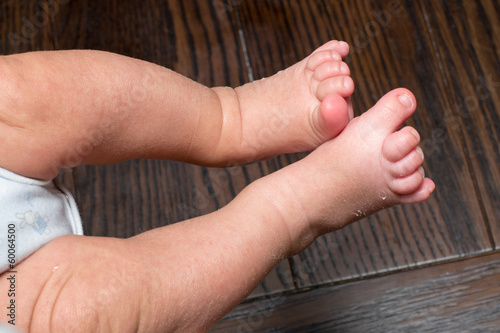 Photo: piedi neonato su tavolo di legno piedi neonato su tavolo di legno