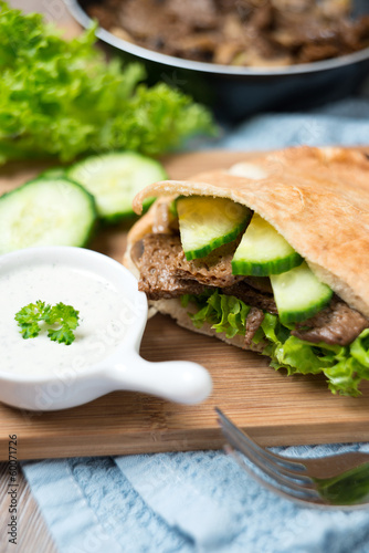 Photo: Fladenbrot mit Sojafleisch und Gurke Fladenbrot mit Sojafleisch und Gurke