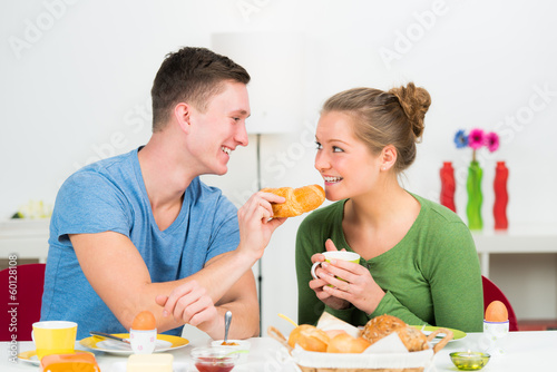 Photo: junges paar frühstückt gemeinsam junges paar frühstückt gemeinsam