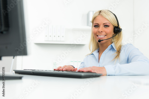 Photo: junge frau im callcenter junge frau im callcenter