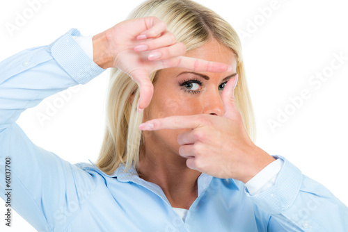Photo: frau schaut durch fingerrahmen frau schaut durch fingerrahmen