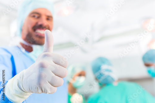 Photo: Chirurgen operieren in OP-Saal an Patienten Chirurgen operieren in OP-Saal an Patienten