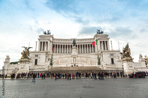 Photo: Equestrian monument to Victor Emmanuel II near Vittoriano in Rom Equestrian monument to Victor Emmanuel II near Vittoriano in Rom