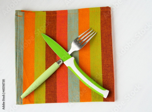 Photo: couverts de table sur serviette de couleurs couverts de table sur serviette de couleurs
