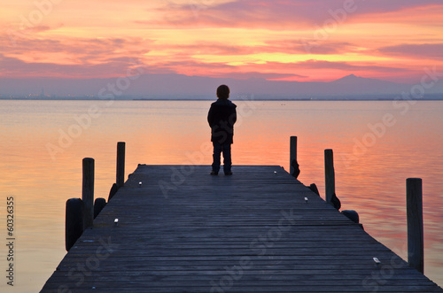 Photo: niño retando al mundo niño retando al mundo