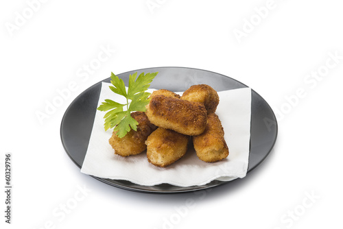 Photo: Plato de croquetas caseras de jamón aislado sobre fondo blanco. Plato de croquetas caseras de jamón aislado sobre fondo blanco.