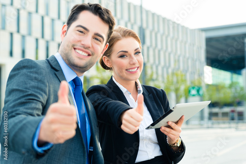 Photo: Büro Angestellte arbeiten unterwegs Büro Angestellte arbeiten unterwegs