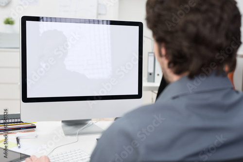 Photo: geschäftsmann schaut auf computer geschäftsmann schaut auf computer